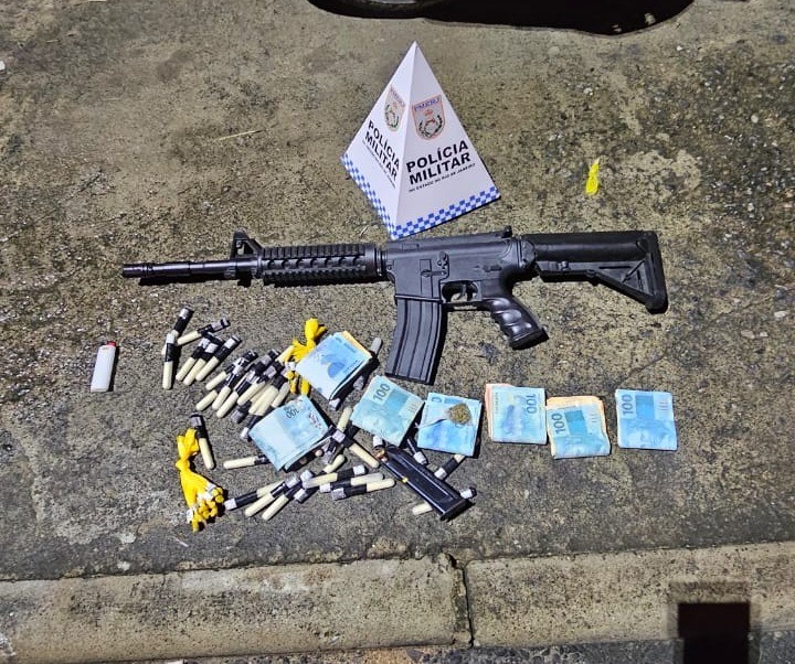 Polícia apreende réplica de fuzil e drogas em Paraíba do Sul
