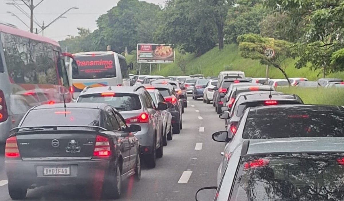 Acidente entre duas motos deixa vítima ferida e congestiona Avenida Lix da Cunha, em Campinas