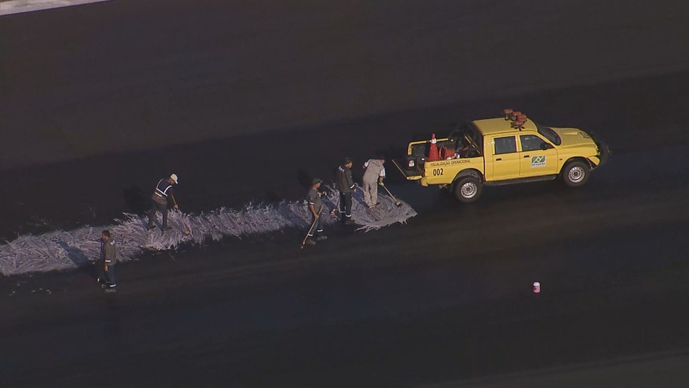 Vazamento de óleo na pista durante a noite atrasa pousos e decolagens no Aeroporto Santos Dumont — Foto: Reprodução/ TV Globo