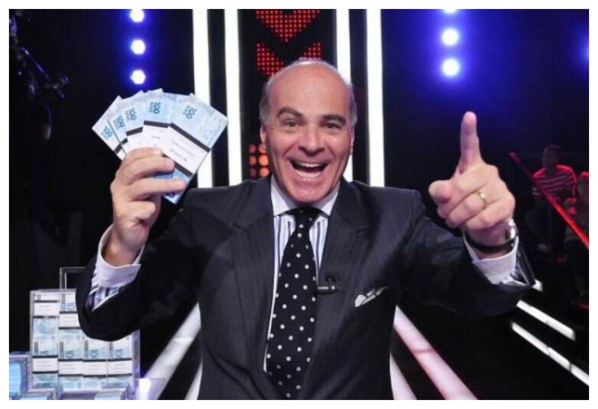 Apresentador Marcelo de Carvalho, da RedeTV!, é condenado a pagar R$ 100 mil após por publicação preconceituosa contra africanos