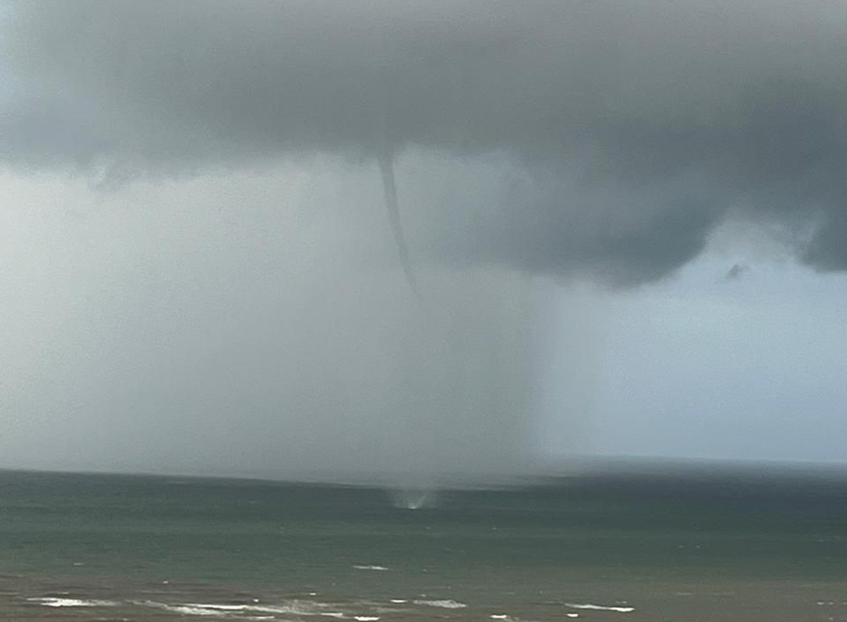 Tromba d'água é vista no mar de Candeias e impressiona moradores no Grande Recife; VÍDEO