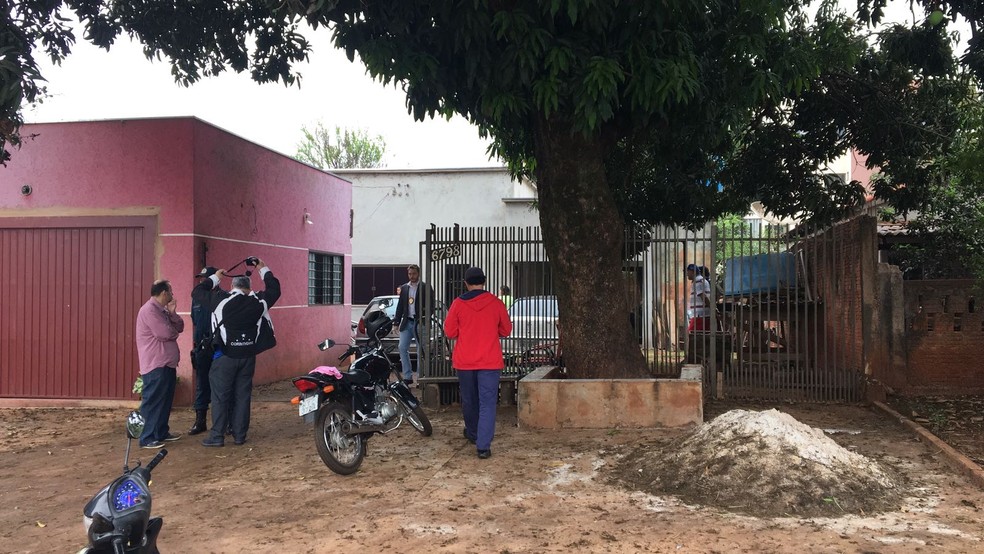 Polícia na casa onde a criança morreu, em Dourados, MS — Foto: Martim Andrada/TV Morena