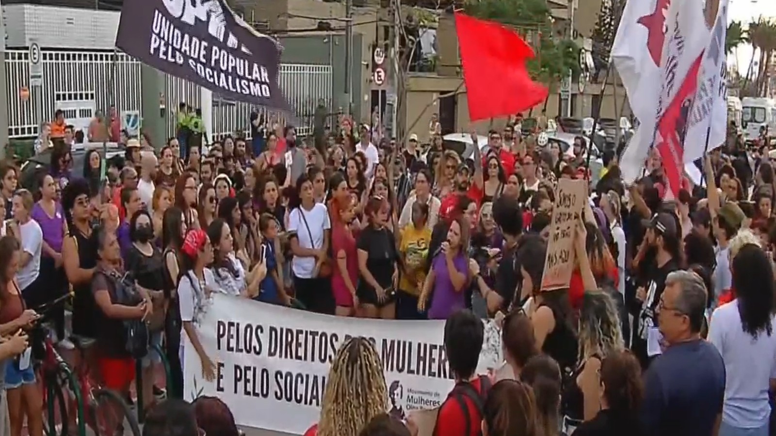 Protesto contra feminicídio reúne milhares de pessoas na Praia de Iracema, em Fortaleza