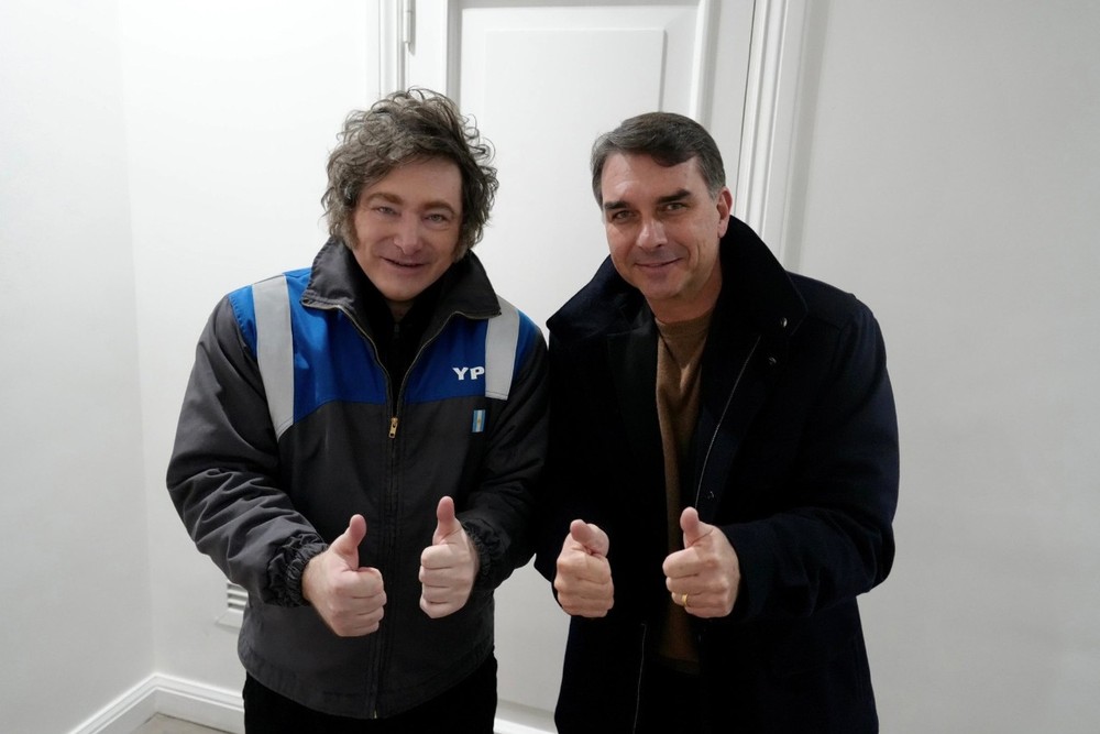 Javier Milei recebe o senador Flávio Bolsonaro em Buenos Aires nesta segunda-feira