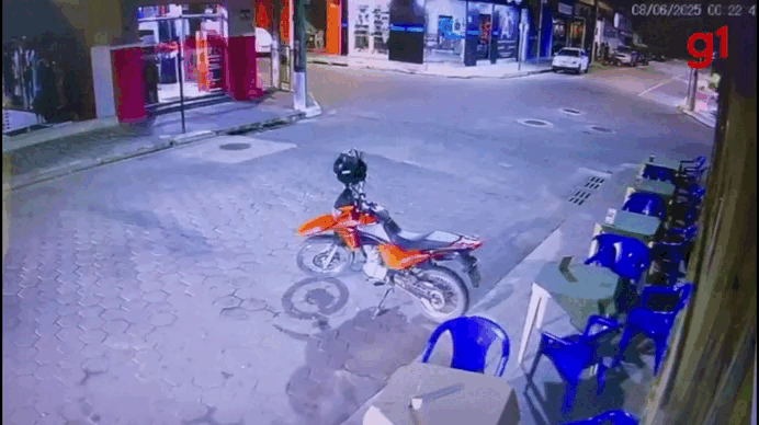 VÍDEO: carro invade loja de celulares durante a madrugada em Resplendor