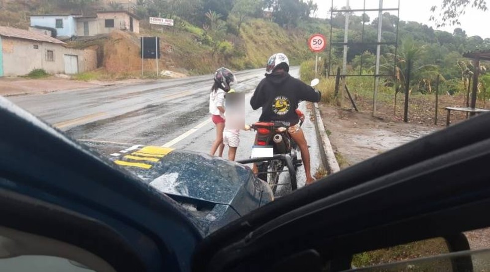 Menino de 7 anos é flagrado dirigindo moto de trilha em cidade de SC