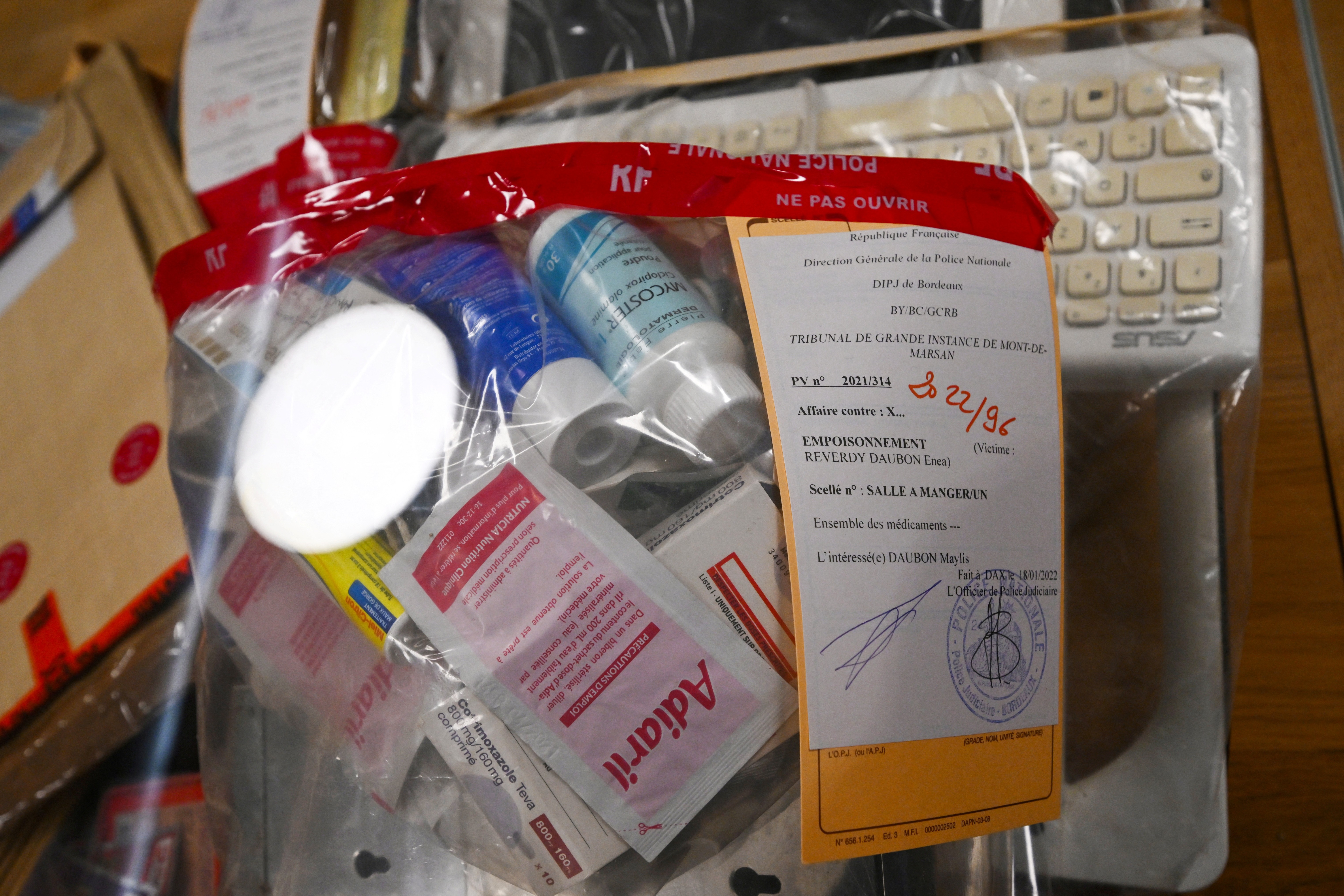 Justiça da França condena a 30 anos de prisão mãe acusada de intoxicar filhas com remédios; uma jovem morreu