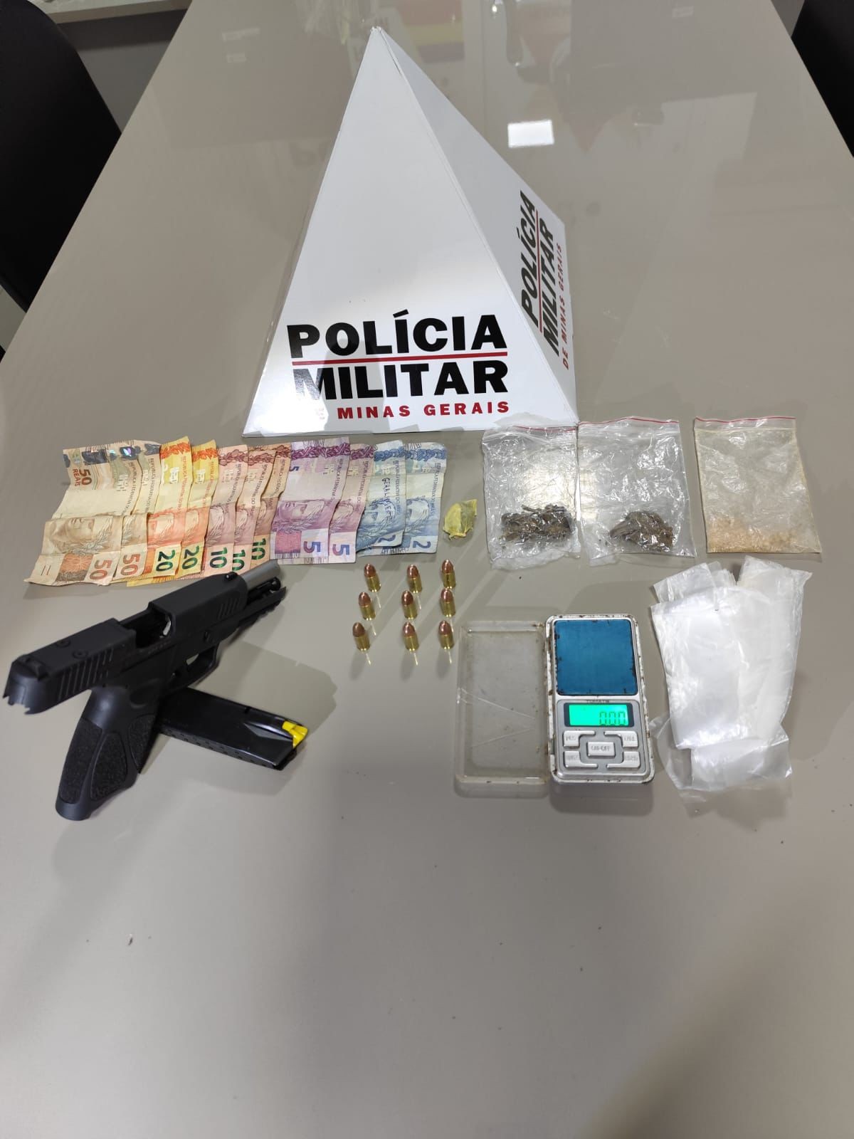 Denúncias de que homem traficava e tinha apoio de pessoas armadas em boca de fumo terminam com tio e sobrinho presos 