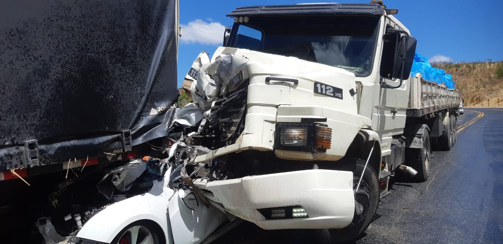 Família sai praticamente ilesa após carro ser prensado entre carreta e caminhão e ficar destruído em MG: ‘É realmente um milagre’, diz bombeiro