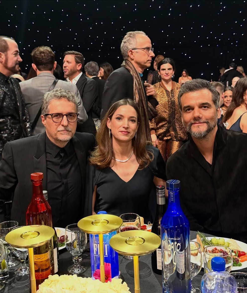 Kleber Mendonça Filho, Emilie Lesclaux e Wagner Moura no Critcs Choice Awards, nos EUA — Foto: Reprodução/Redes Sociais