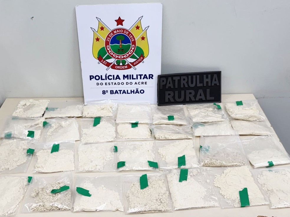 Foram apreendidos 28 papelotes de pasta base de coca&iacute;na e cerca de 13 gramas de maconha &mdash; Foto: Arquivo/PM-AC