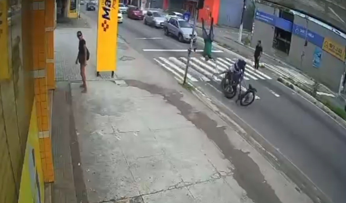 VÍDEO: Ciclista é atropelado por moto em faixa de pedestres em Natal