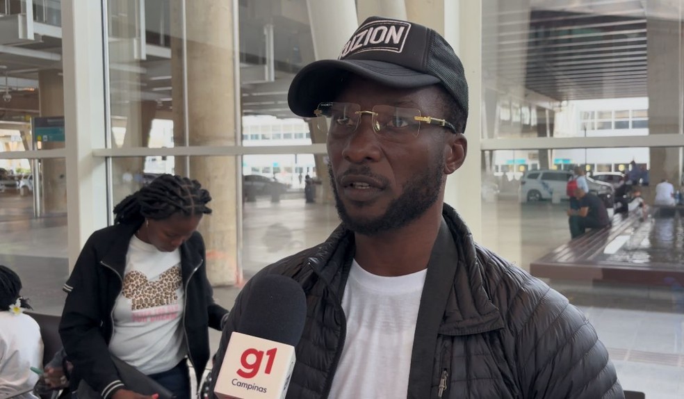 Jean Baptiste Silvano, de 34 anos, disse que teve a casa destruída no Haiti e veio ao Brasil morar com o irmão, em Porto Alegre (RS). Ele sonha em estudar medicina — Foto: Estevão Mamédio/g1