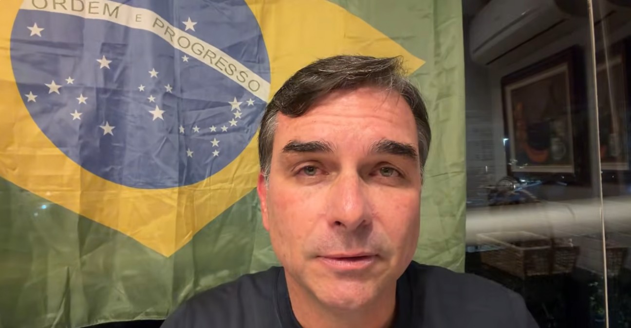'Mais uma decisão ilegal, desproporcional, covarde e cruel', diz Flávio após Moraes impedir visitas a Jair Bolsonaro por 30 dias