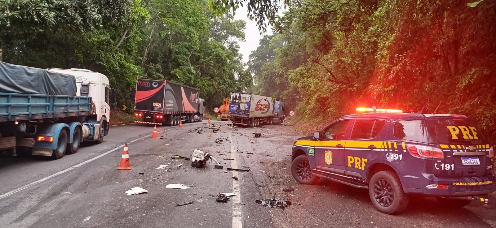 Acidente entre três carretas deixa motorista preso às ferragens na descida da Serra das Araras, em Piraí