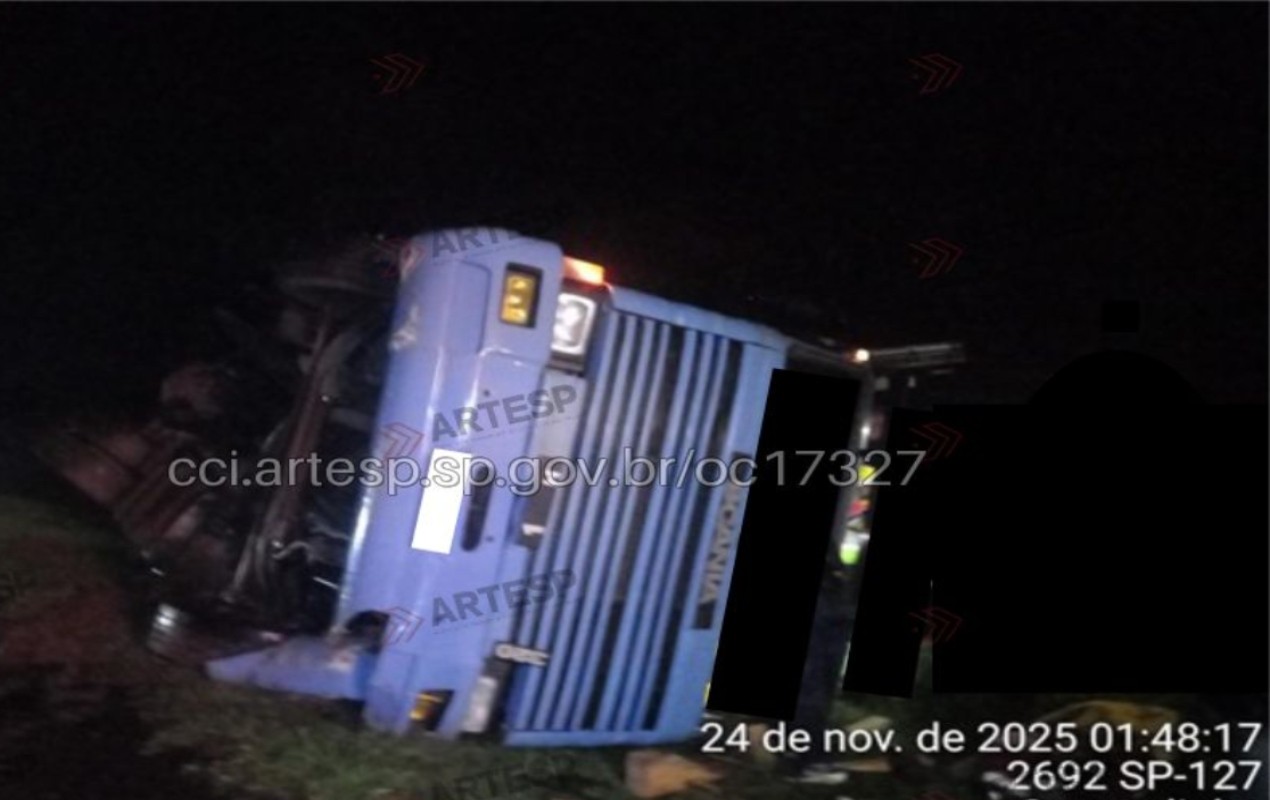 Motorista perde controle e carreta carregada com 20 toneladas de placas MDF tomba em rodovia de Itapetininga