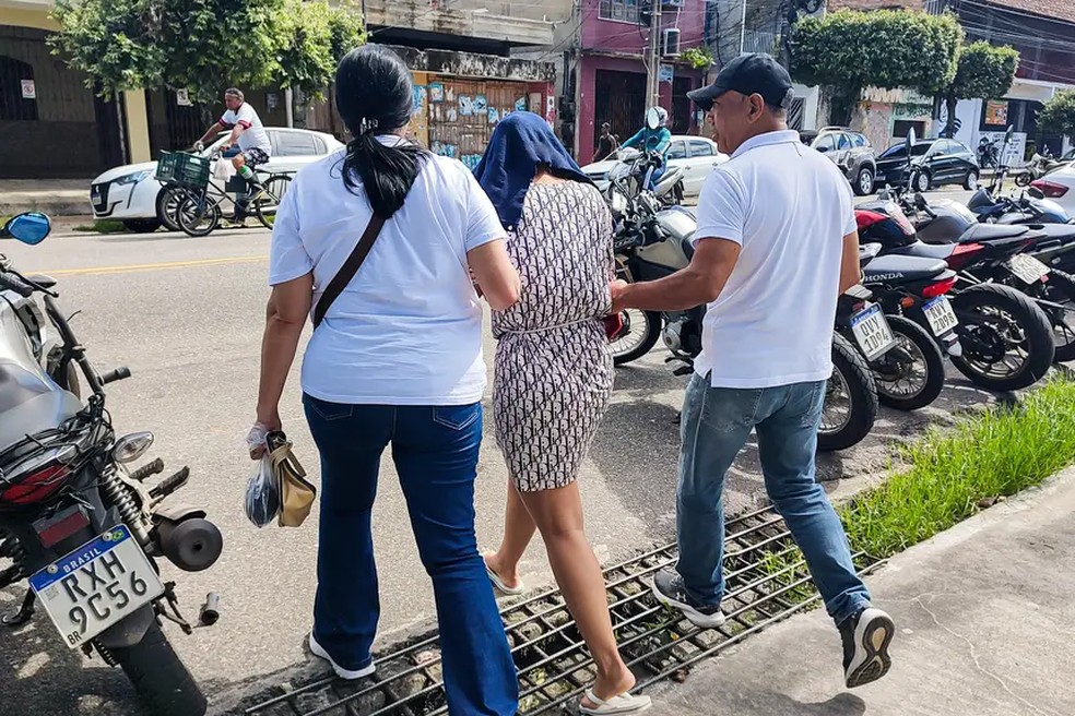 Mulher presa durante operação contra fraude em concurso público no Pará. — Foto: PC PA