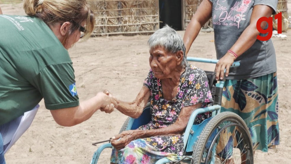 A equipe da Defensoria Pública foi até a aldeia para avisar Dona Germana que ela já pode receber o benefício — Foto: DPEMT