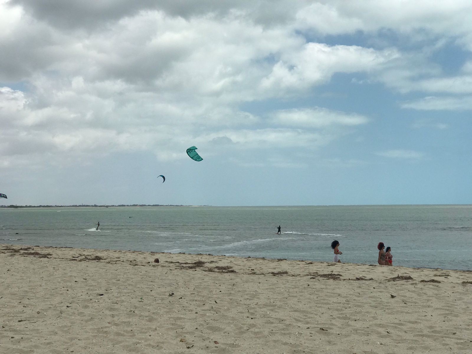 Homem morre após discutir com clientes de barracas e ser imobilizado em praia no Piauí