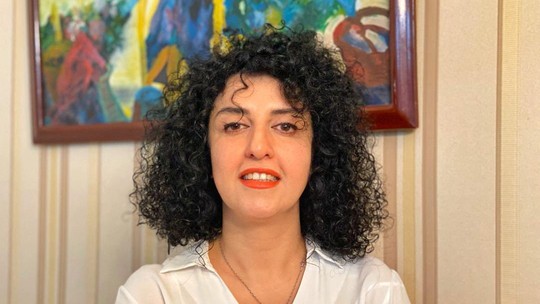 Iraniana vencedora do Nobel da Paz diz ter sido alvo de ameaças de morte pelo governo do próprio país