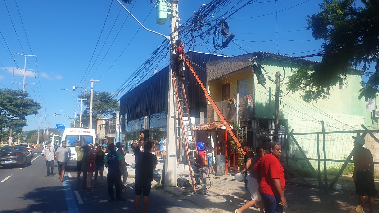 VÍDEO: Homem fica preso a fios da rede elétrica em Porto Alegre