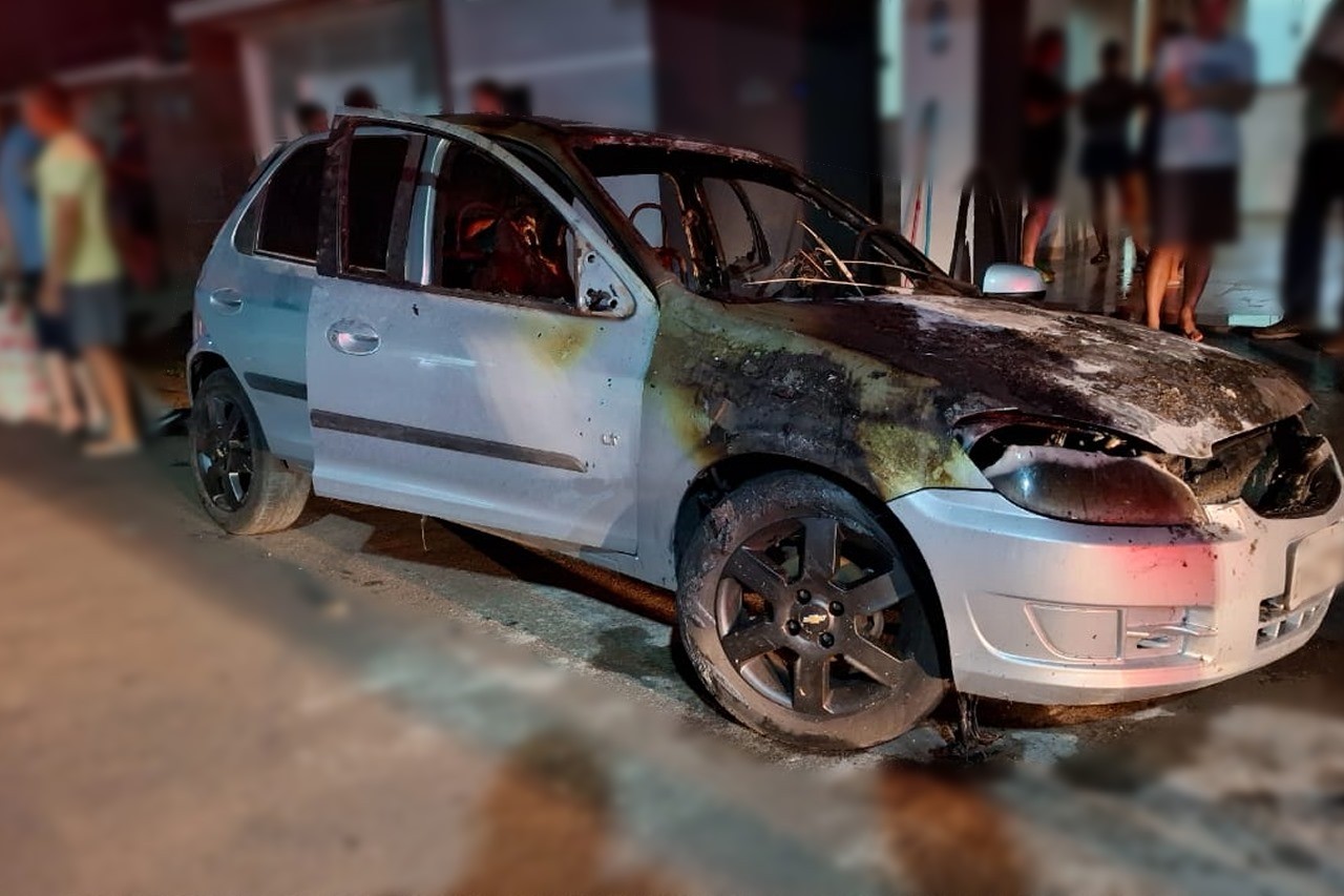 Carro pega fogo em garagem de residência no Centro, em Parapuã