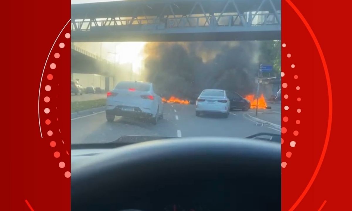 Manifestantes colocam fogo em objetos e fecham trecho da Av. ACM, em Salvador