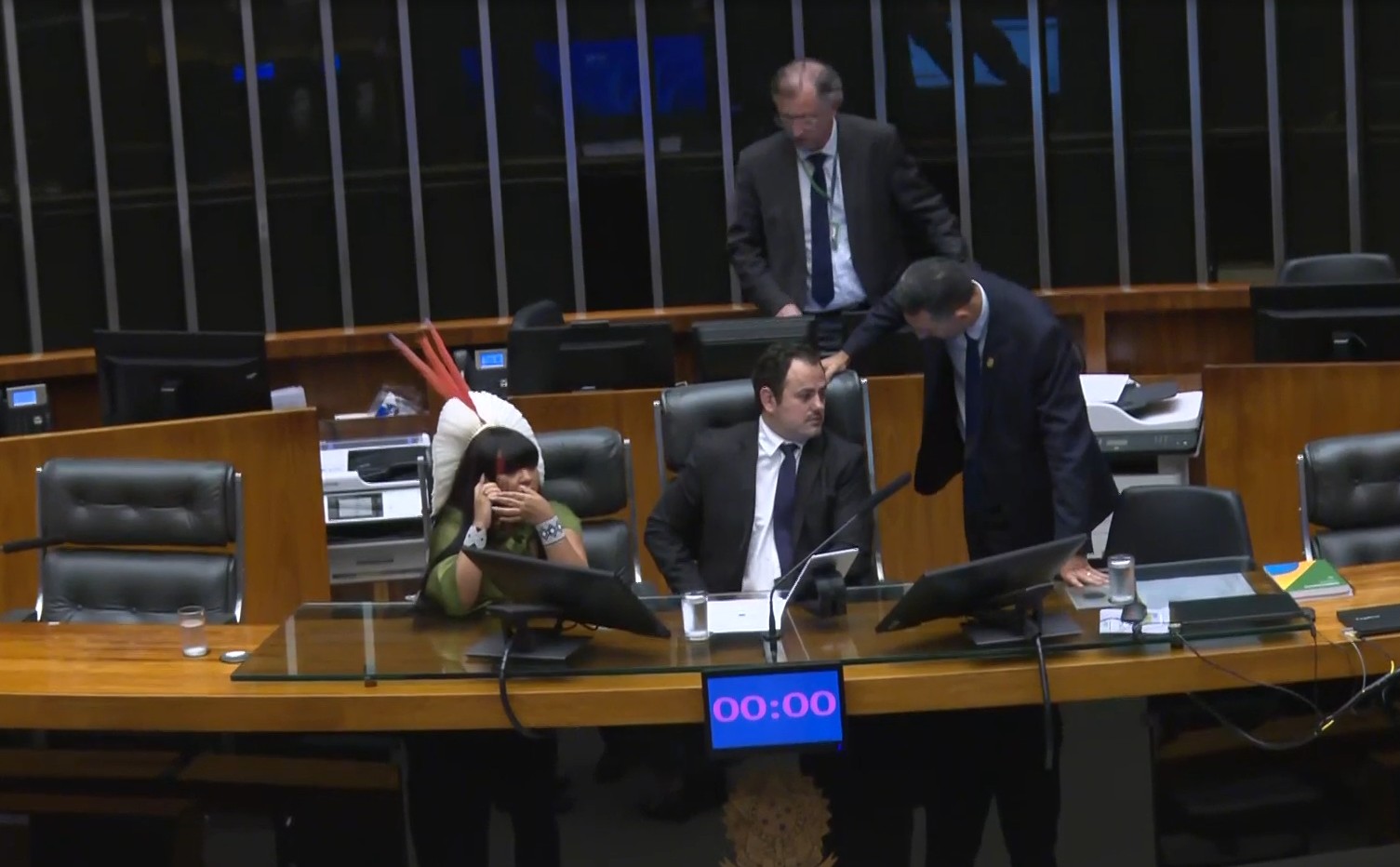 Após ocupar mesa diretora da Câmara dos Deputados, Glauber Braga é retirado à força