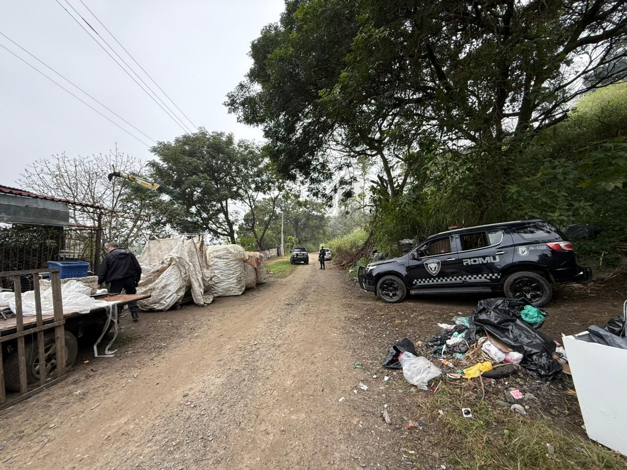 Polícia Civil prende três pessoas durante operação em pontos de reciclagem no Banhado, em São José