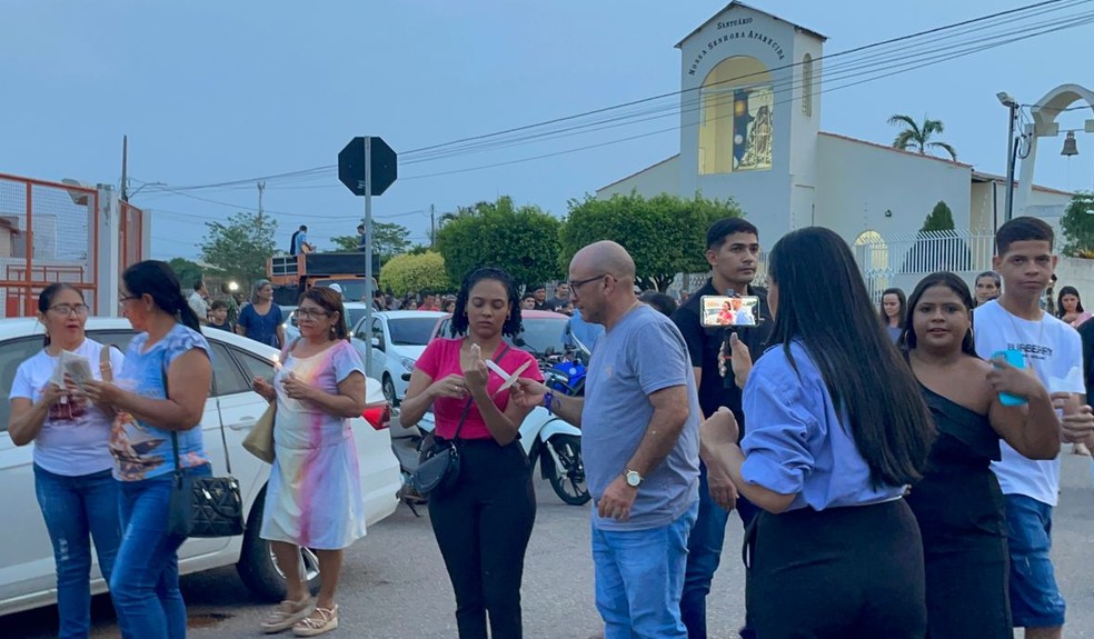 Aparecida Nascimento conta que, todos os anos, participa da procissão em honra à Nossa Senhora Aparecida — Foto: Luana Rodrigues/Rede Amazônica