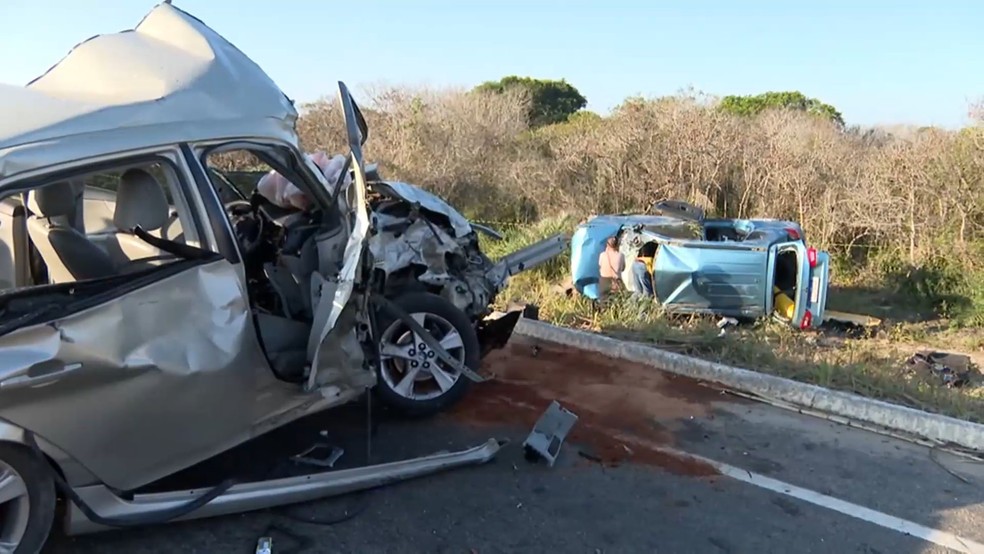 Dois carros se envolveram em acidente na tarde deste sábado (5), em Presidente Kennedy. Três pessoas morreram e outras seis ficaram feridas. — Foto: Reprodução/TV Gazeta