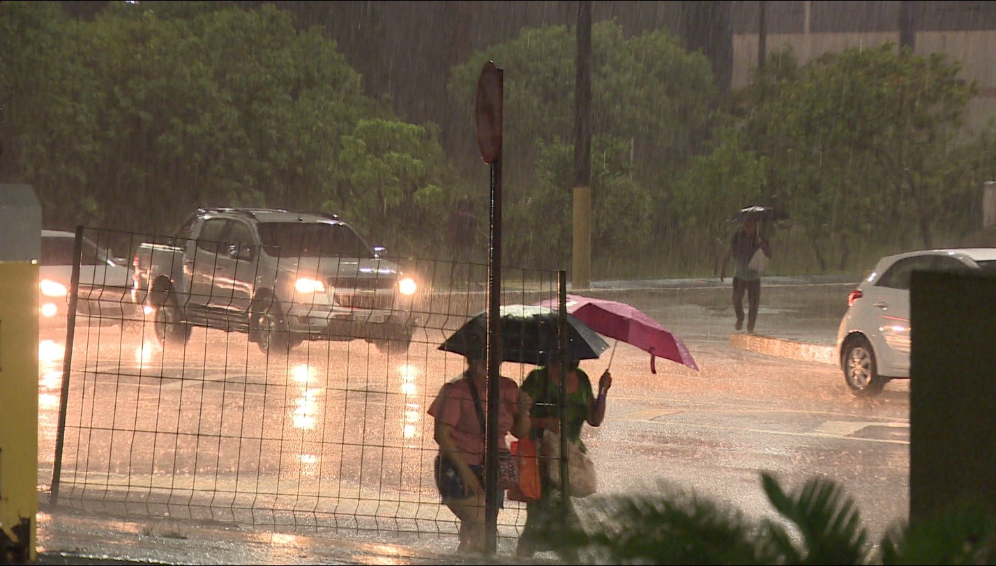 Chuva em Manaus causa alagação, desabamento e destelhamento em diferentes zonas da cidade