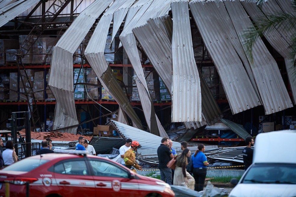 Destruição na antiga fábrica Amazonas após temporal em Franca, SP — Foto: Igor do Vale/g1