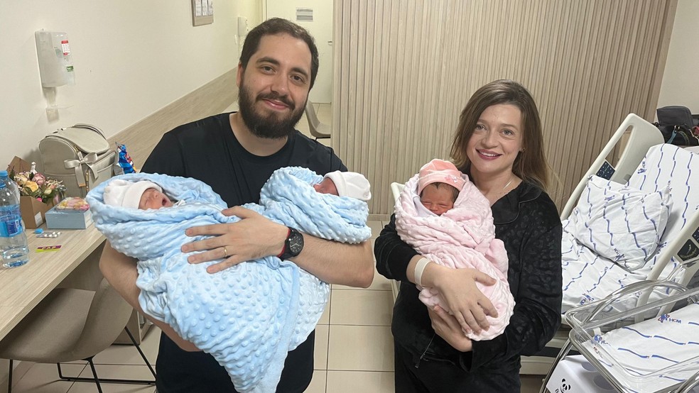 Helida e Georgios e os trigêmeos, Thales, Theodoros e Zoe. — Foto: Reprodução/Hospital da Criança e Maternidade