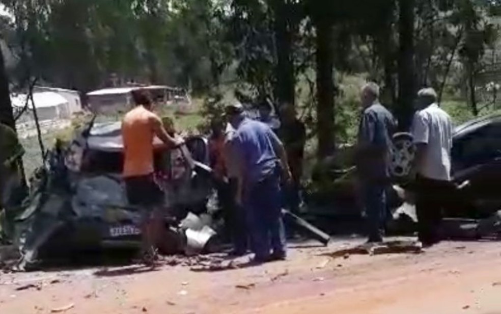 Carros envolvidos em acidente que deixa 3 mortos e vários feridos na BR-414, em Anápolis — Foto: Reprodução/Redes Sociais