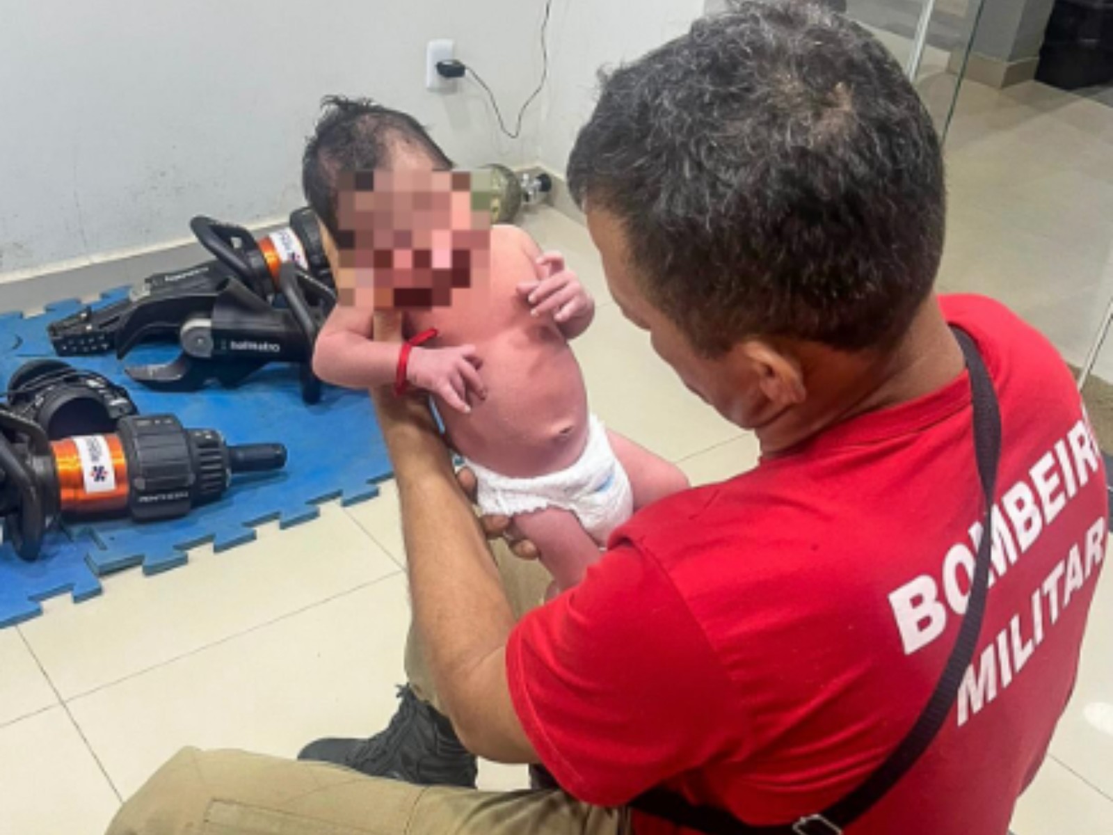 Recém-nascido se engasga com leite materno e é salvo por bombeiros no Acre