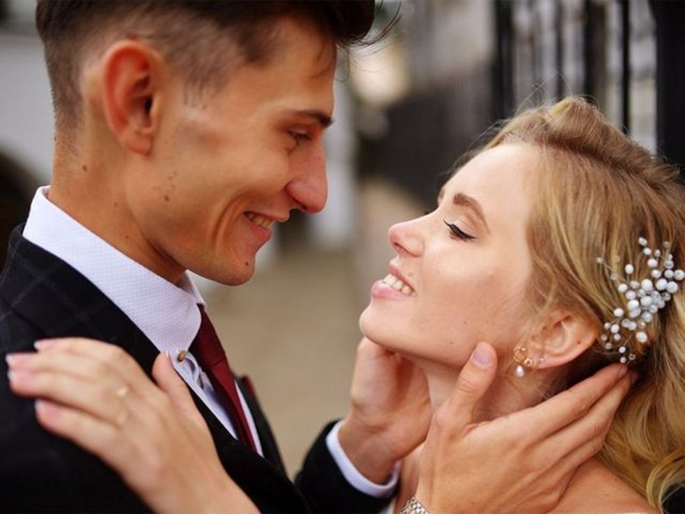 Andrii e Alina no dia de seu casamento há quatro anos. — Foto: A. Smolenska/ arquivo pessoal via BBC