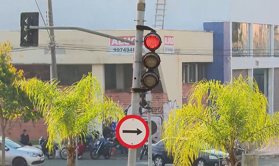 Avançar o sinal vermelho é liberado em Maceió; saiba os horários
