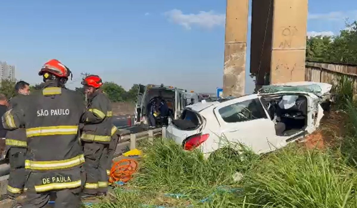 Carro fica destruído após bater contra estrutura de passarela em rodovia de Santa Bárbara d'Oeste