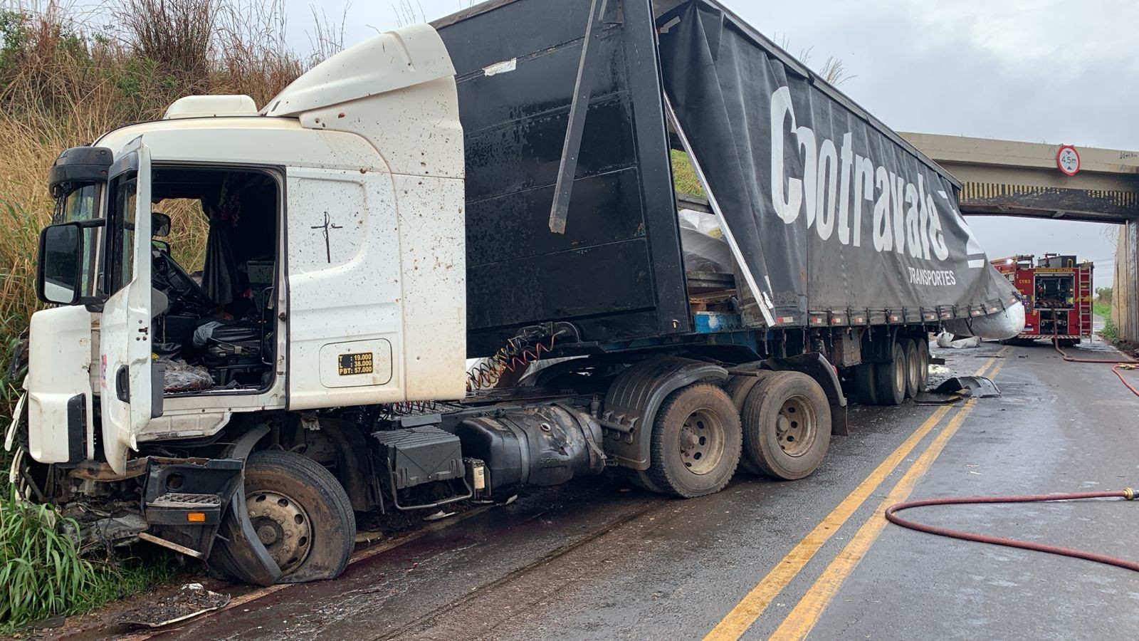 Carreta tomba próximo ao pontilhão da linha férrea em Uberlândia