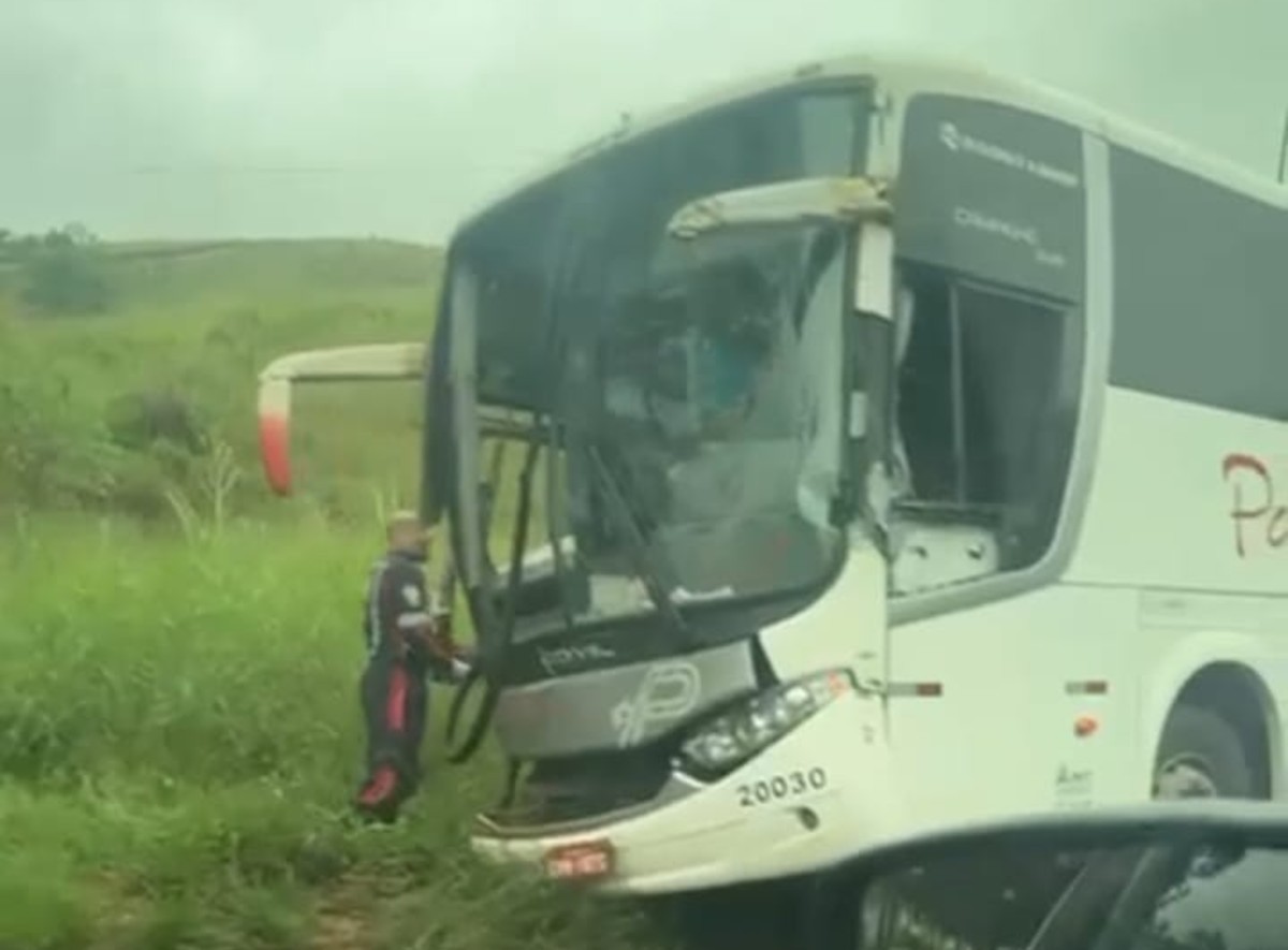 Cobradora fica ferida em acidente entre ônibus intermunicipal e caminhão na BR-267