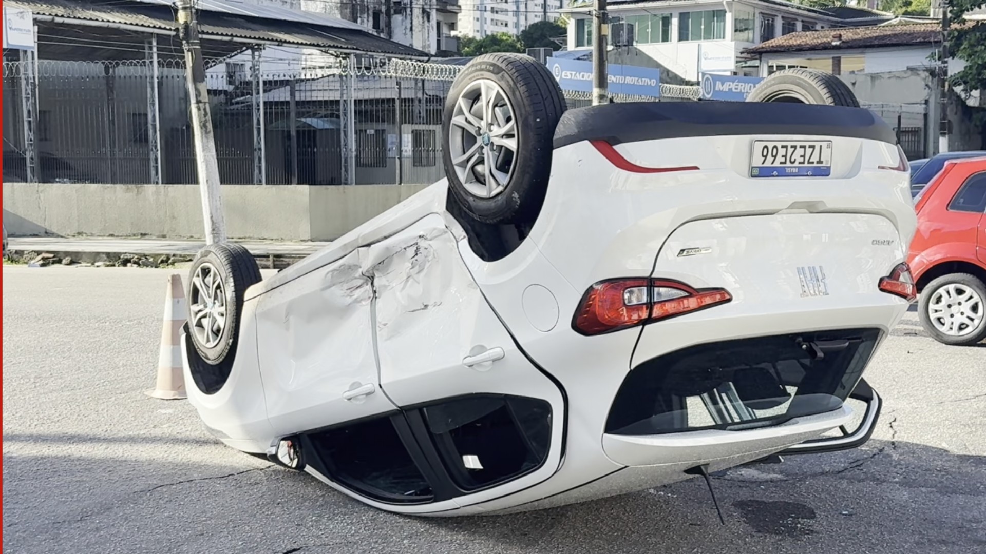 Carro capota após colisão em cruzamento sem semáforo no Umarizal, em Belém