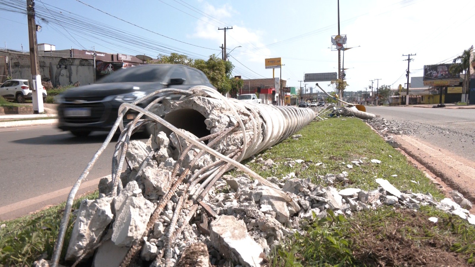 Motorista bate e derruba poste na av. Fernando Guilhon durante a virada; não houve feridos graves