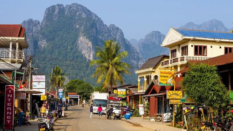 A ascensão e queda de Vang Vieng, a cidade do Laos famosa por suas festas onde turistas morreram envenenados