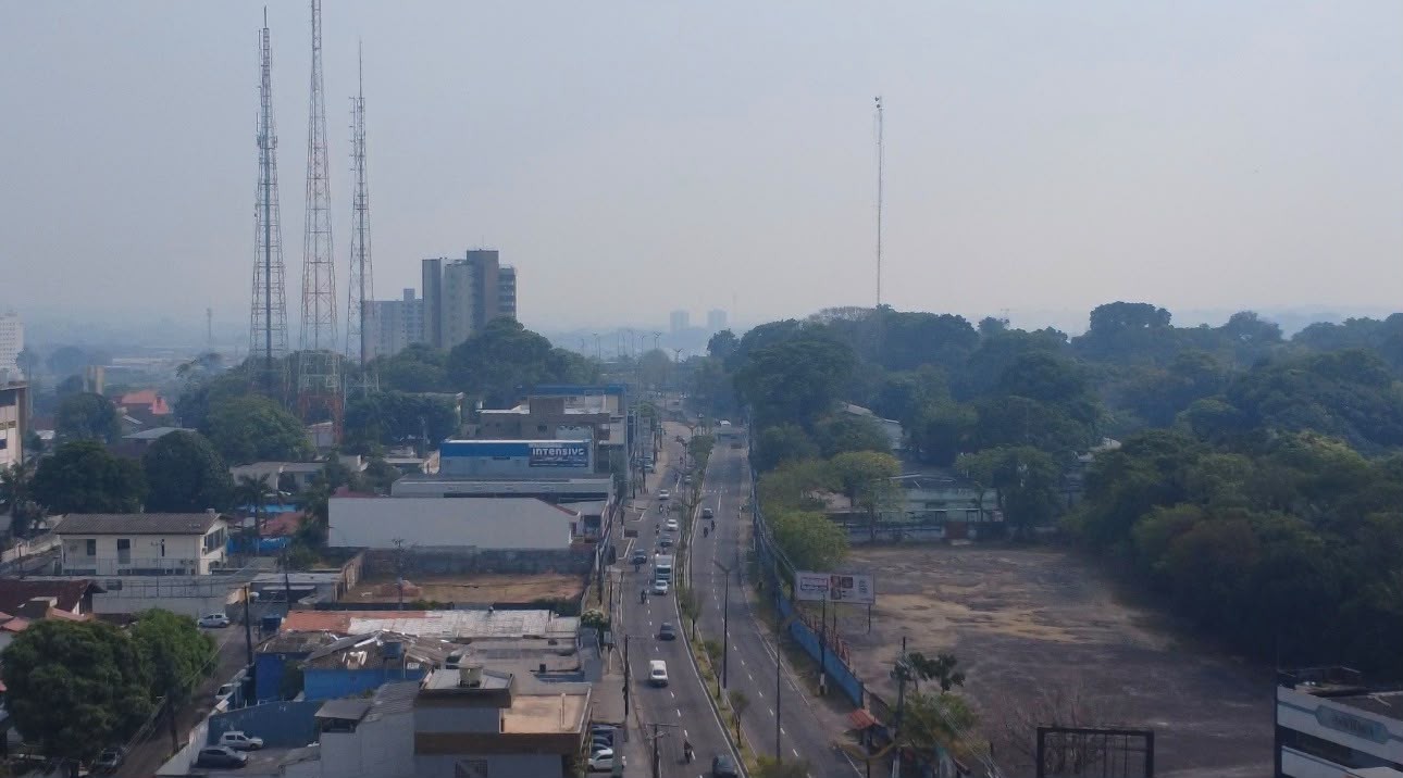Fumaça volta a encobrir Manaus neste sábado; concentração de partículas supera em 736% o limite considerado bom