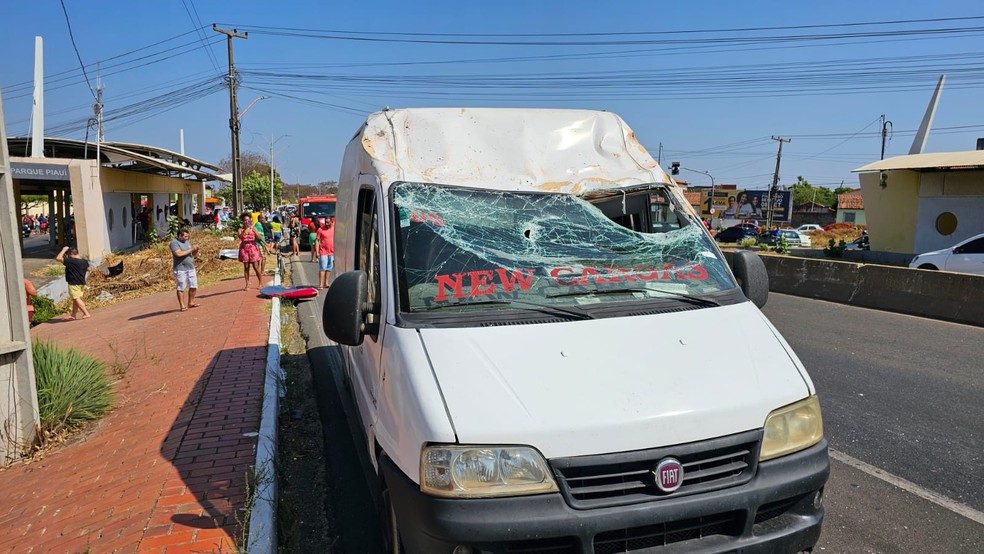 Avião cai e duas pessoas ficam feridas na Zona Sul de Teresina — Foto: Gil Oliveira/TV Clube
