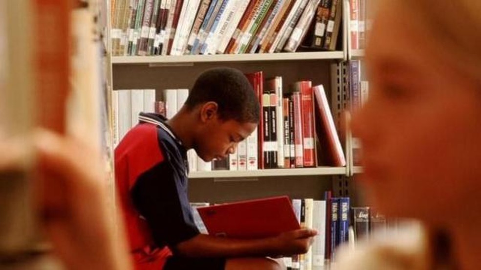Estrutura escolar, como bibliotecas acessíveis, é essencial para o funcionamento do modelo. — Foto: BBC