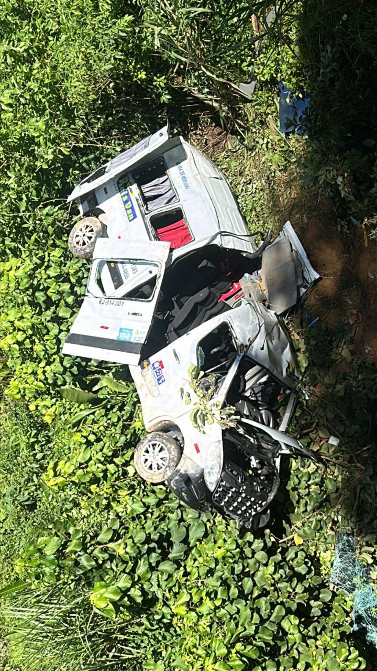 Van com pacientes cai em ribanceira e deixa 11 feridos em Angra dos Reis