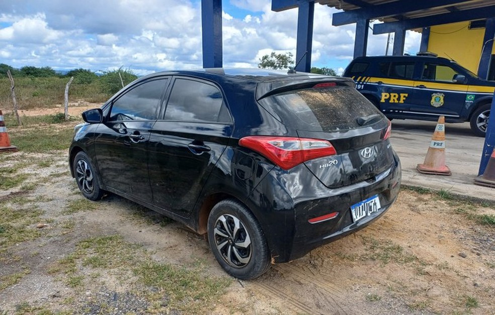 Mulher é presa com carro furtado na Bahia e alega para polícia que pegou veículo emprestado para levar família para velório — Foto: Divulgação/PRF