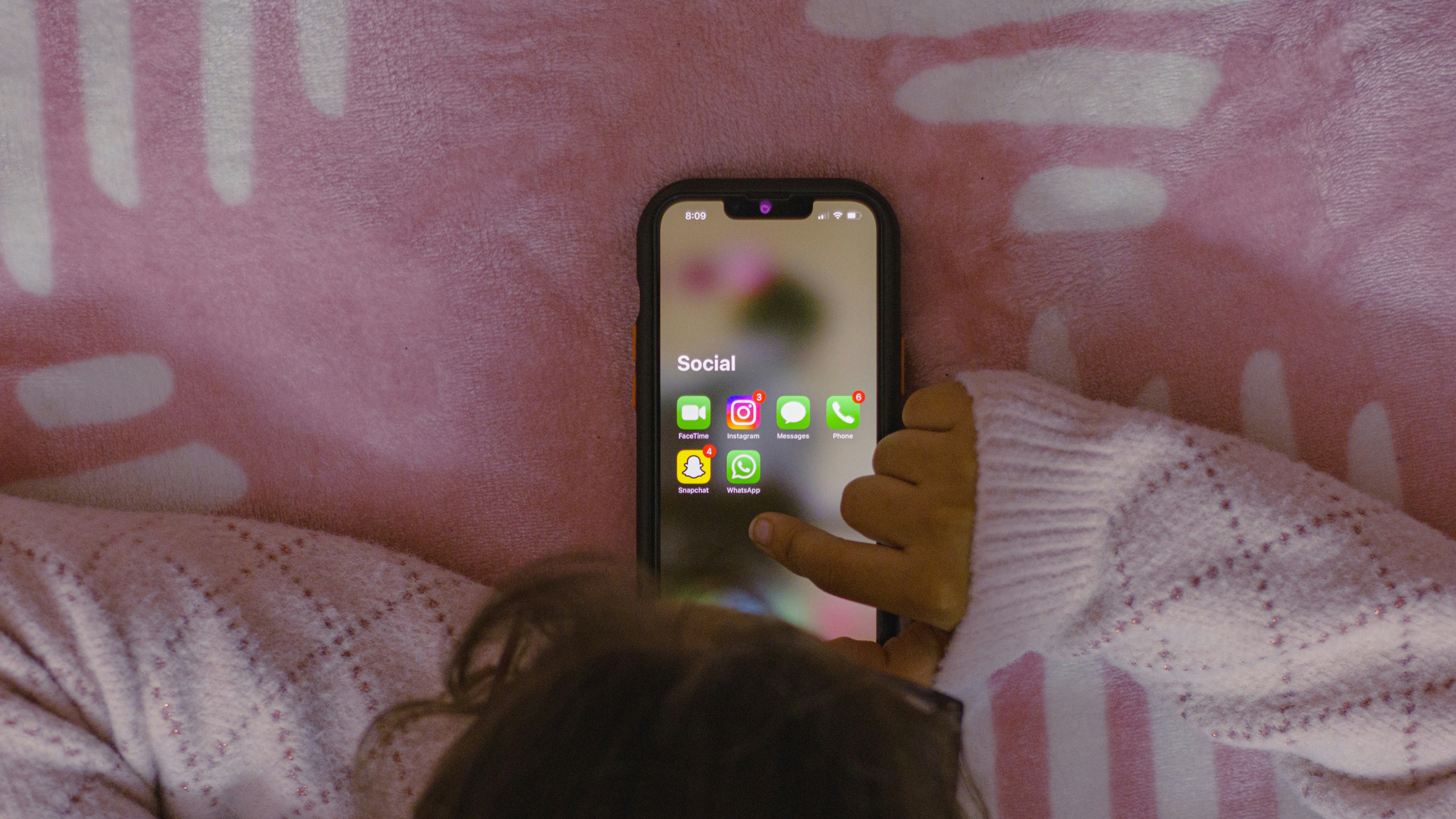 Instagram e Facebook vão analisar estrutura óssea para verificar idade de menores no Brasil